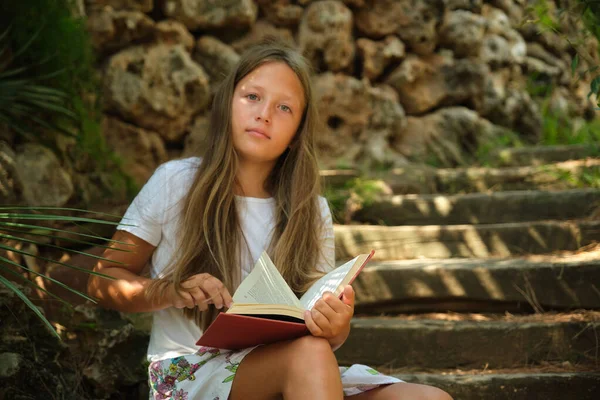 Girl Book Sitting Wooden Steps Green Garden —  Fotos de Stock