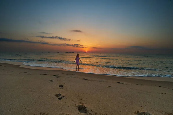 Silhouette Woman Dawn Seashore — Stock Photo, Image