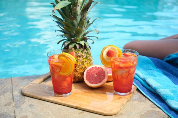 Cocktails Frutas Nas Proximidades Abacaxi Toranja Beira Piscina — Fotografia de Stock