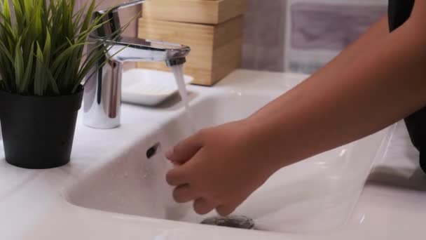 Close Menino Lava Suas Mãos Completamente Com Água Sabão — Vídeo de Stock