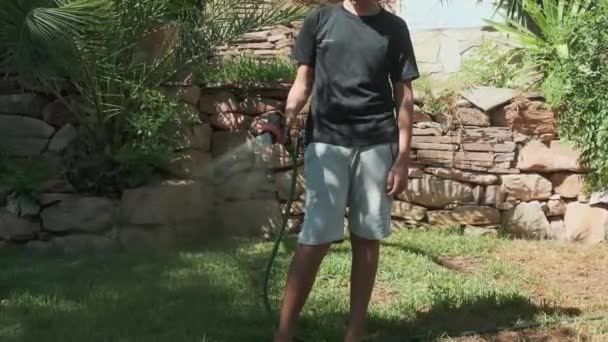 Хлопчик Шланга Поливає Рослини Саду Доглядає Садом — стокове відео