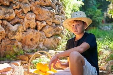 Köyde sulu sarı kavunları olan bir çocuk.