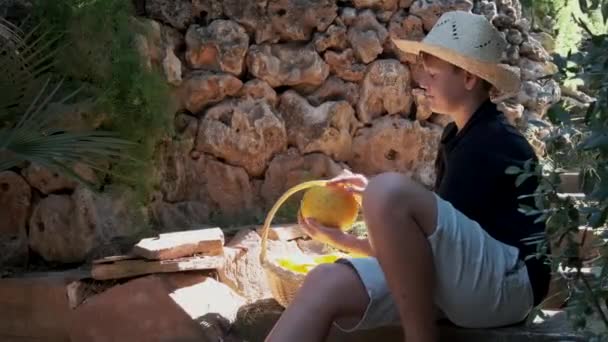 Ein Junge Dorf Mit Einem Korb Mit Saftigen Gelben Melonen — Stockvideo