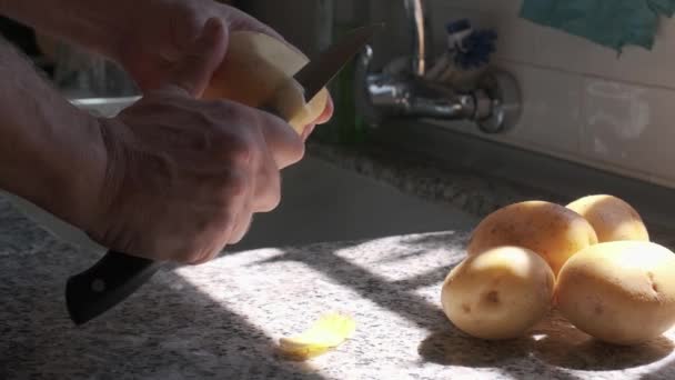 Närbild Mens Händer Skala Potatis Med Kniv — Stockvideo