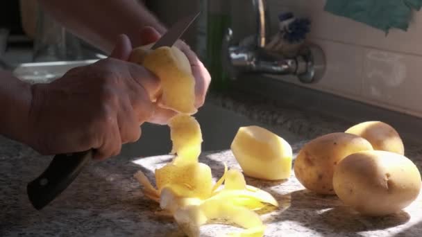 Close Mens Χέρια Φλούδα Πατάτες Ένα Μαχαίρι — Αρχείο Βίντεο