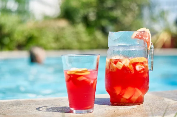 Carafe Glass Fresh Grapefruit Juice Ice Edge Pool — Stock Photo, Image