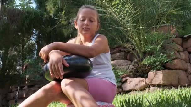 Una Chica Jardín Medita Toca Tambor Lengua — Vídeos de Stock