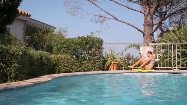Klein Meisje Springt Met Spatten Het Zwembad — Stockvideo