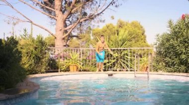 Ağır çekim çocuğu havuza atlıyor.