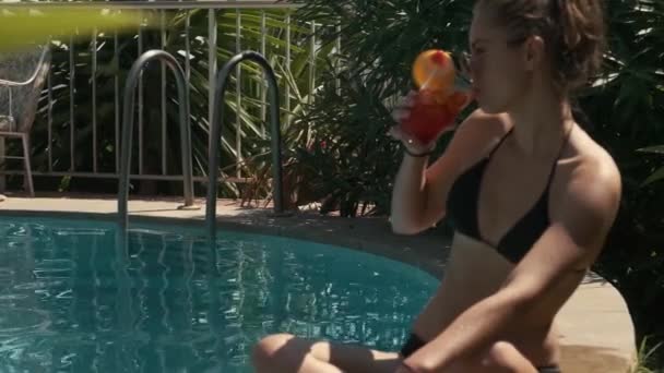 Gyönyörű Fiatal Lány Bikiniben Medencénél — Stock videók