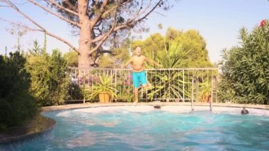 Ağır çekim çocuğu havuza atlıyor.