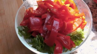 Taze doğranmış sağlıklı diyet salatası