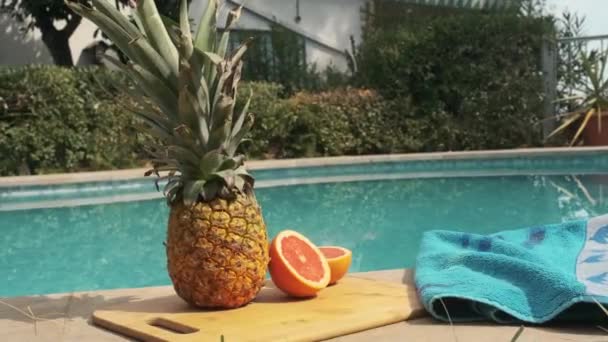 Ananas Och Grapefrukt Bricka Kanten Poolen — Stockvideo