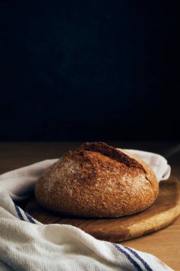 Bir somun çavdar ekmeği sade ahşap tahta üzerinde