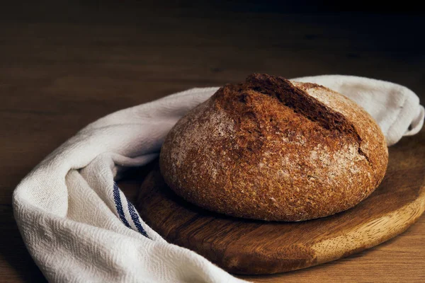 Bochenek Chleba Żytniego Wiejskiej Drewnianej Desce — Zdjęcie stockowe
