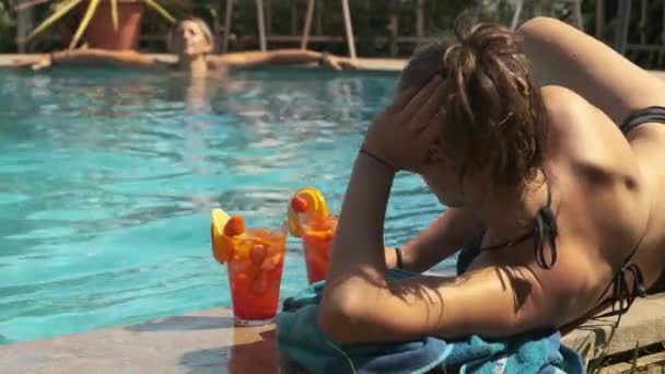 Dvě Hezké Dívky Bikinách Bazénu Koktejly Ruce — Stock video