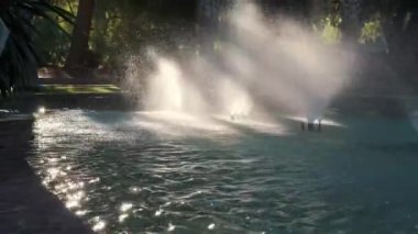 Sabah güneşinin ışıltılarında fıskiyenin sesi