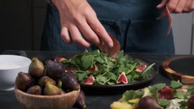 Masada yeşil salata ve jamon incir ve peynir var.