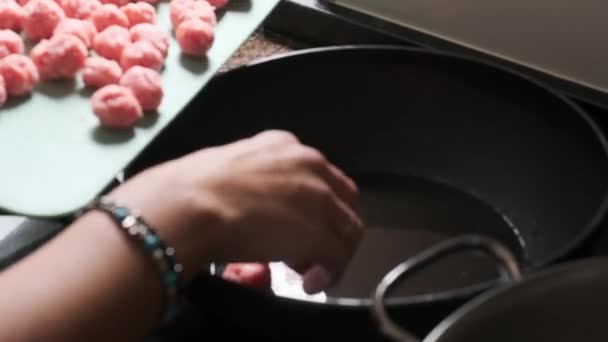 Una Mano Donne Mette Polpette Una Padella — Video Stock