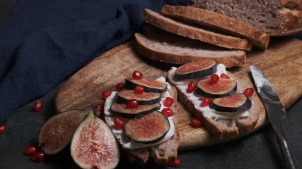 Πάνω Καφέ Ψωμί Μαλακό Τυρί Σύκα Και Σπόρους Ροδιού Πάνω — Αρχείο Βίντεο