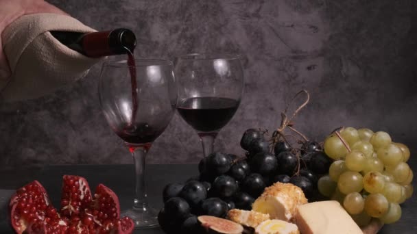 Vin Est Versé Dans Bocade Sur Table Des Fruits — Video