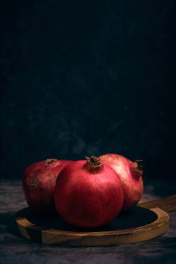 Koyu renkli bir arka planda parlak sulu bir taş.