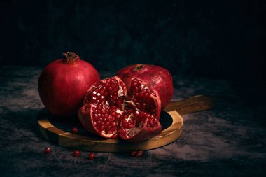 Koyu renkli bir arka planda parlak sulu bir taş.