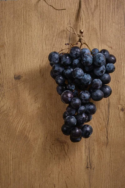 Solo Racimo Uvas Fruta Sobre Fondo Madera —  Fotos de Stock