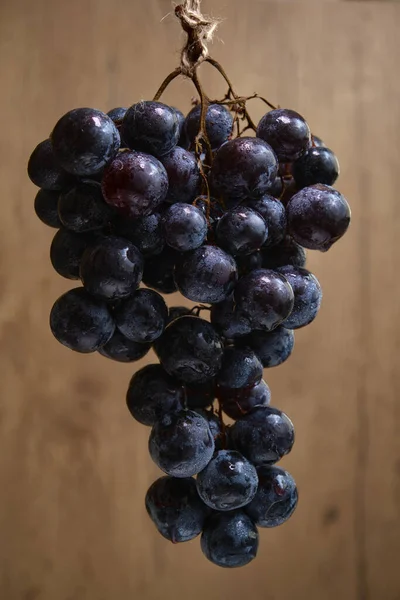 Solo Racimo Uvas Fruta Sobre Fondo Madera — Foto de Stock