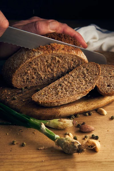 Męskie Ręce Kroją Chleb Żytni Nożem — Zdjęcie stockowe