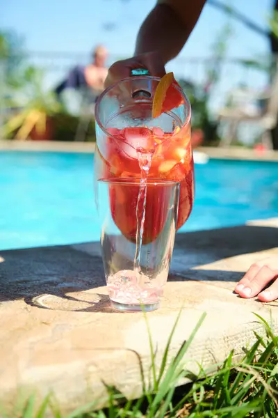 Vidro Com Coquetel Frutas Frescas Fundo Piscina — Fotografia de Stock