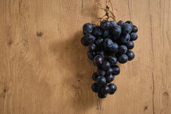 Solo Racimo Uvas Fruta Sobre Fondo Madera —  Fotos de Stock