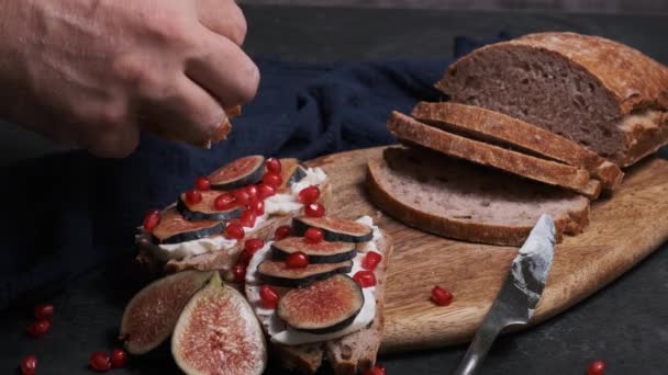 Πάνω Καφέ Ψωμί Μαλακό Τυρί Σύκα Και Σπόρους Ροδιού Πάνω — Αρχείο Βίντεο