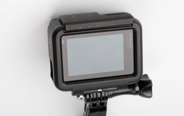 MOSCOW, RUSSIA-2 Ekim 2021: Aksiyon kamerası GoPro 7 siyah beyaz arka plan yakın plan