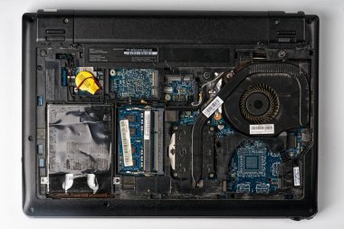 MOSCOW, RUSSIA-2 Ekim 2021: laptop tamamen beyaz bir arkaplanda parçalanmış. Üst görünüm
