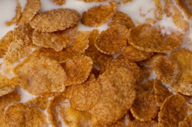 Kahvaltıda mısır gevreği ve yakın plan süt.