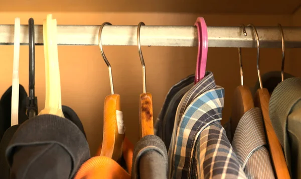 Cabides com roupas pendurados no guarda-roupa. — Fotografia de Stock