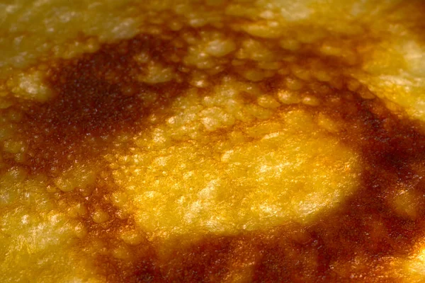 La texture d'une crêpe dorée grillée gros plan — Photo