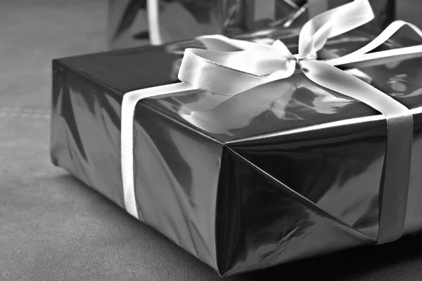 Detailní dovolená dárek v černé a bílé. — Stock fotografie