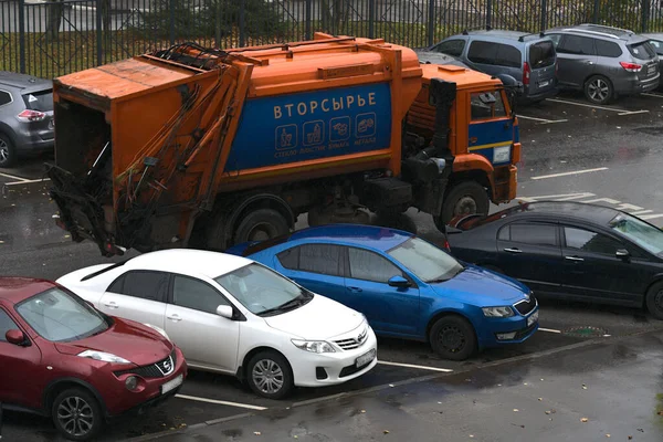 MOSCÚ, RUSIA-22 de octubre de 2021: Un automóvil urbano que lleva los materiales reciclables al lugar de procesamiento de residuos. Dice reciclables en letras grandes. — Foto de Stock