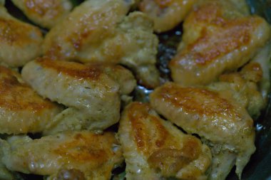 Tavuklu tavuk kanatları yakındır.