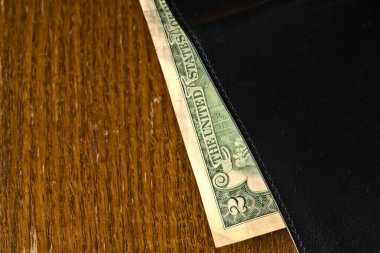 Siyah bir çantada Jefferson 'ın portresi olan iki dolarlık bir banknot var. İş ve iş dünyasında iyi şans kavramı.