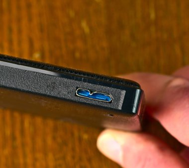 Taşınabilir bir aygıtta yüksek veri aktarım oranına sahip mavi renk usb 3