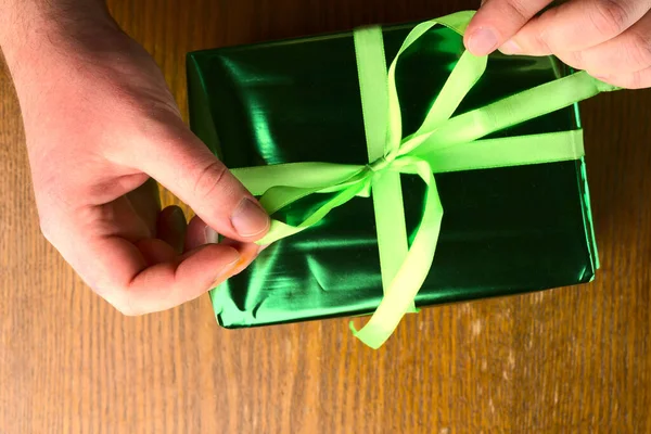 Groene geschenkverpakking met lint. Bovenaanzicht. — Stockfoto