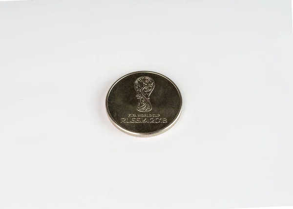 MOSCÚ, RUSIA-17 de noviembre de 2021: Una moneda emitida para la Copa Mundial de Fútbol 2018 —  Fotos de Stock