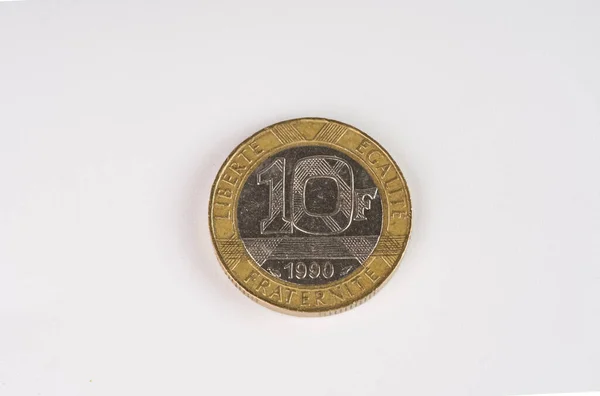 MOSCÚ, RUSIA-17 de noviembre de 2021: Moneda de diez francos belgas del modelo de 1990 sobre fondo blanco. Primer plano. —  Fotos de Stock