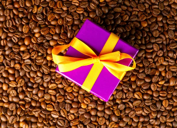 Kawa i Nowy Rok. Tekstura ziarna kawy i pudełko prezentów. — Zdjęcie stockowe