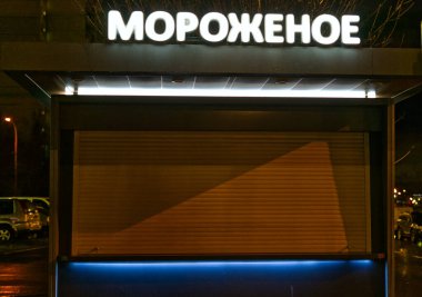 Moskova, Rusya - 27 Ekim 2021: Gece Metropolis. Üstünde dondurma yazan küçük bir dükkan.