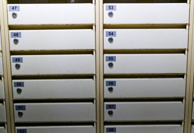 Posta kutuları ve daire numaraları..
