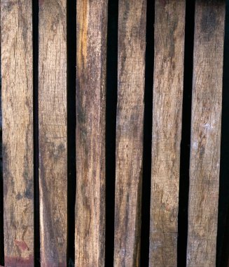 Dikey ahşap tahtalar arasında boşluklar var.